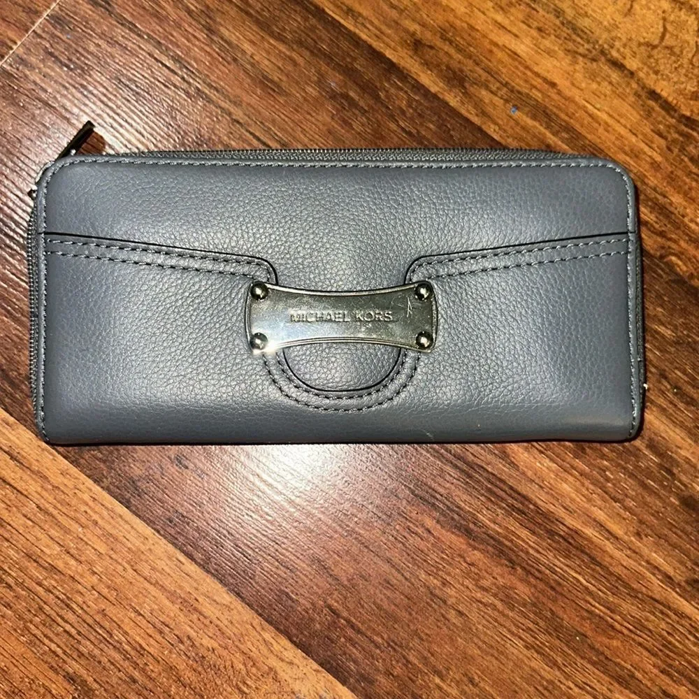 Michael Kors Wallet - Picture 2 of 8